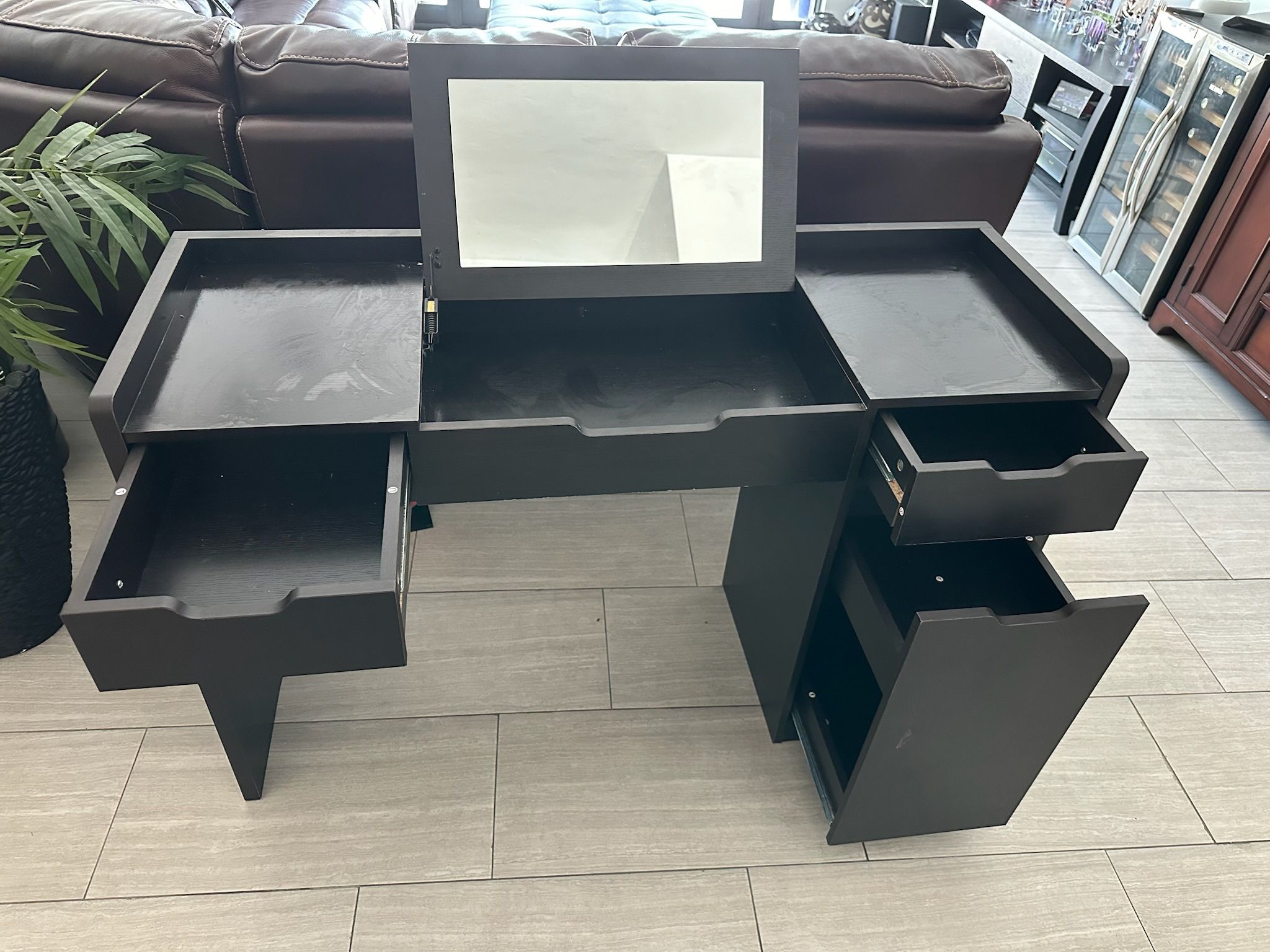 Girls Vanity / Make-up Desk