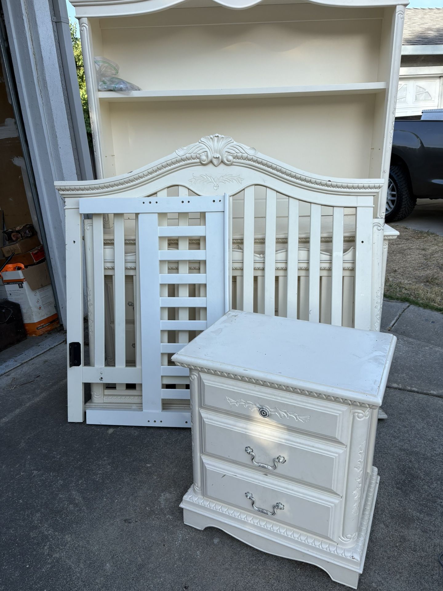 Munrie Set - Savannah Collection (Crib, Dresser, Hutch & Nightstand)