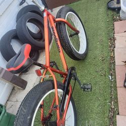 BIKE   MONGOOSE  26INCH FAT NEW TIRES AND TUBES  NEW  COMFORTAL SEAT  SINGL  EVERYTHING IS PERFECT