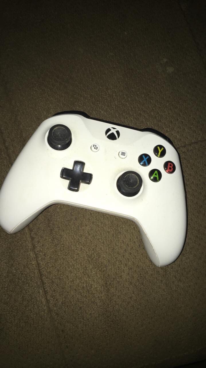 2 Xbox one controllers