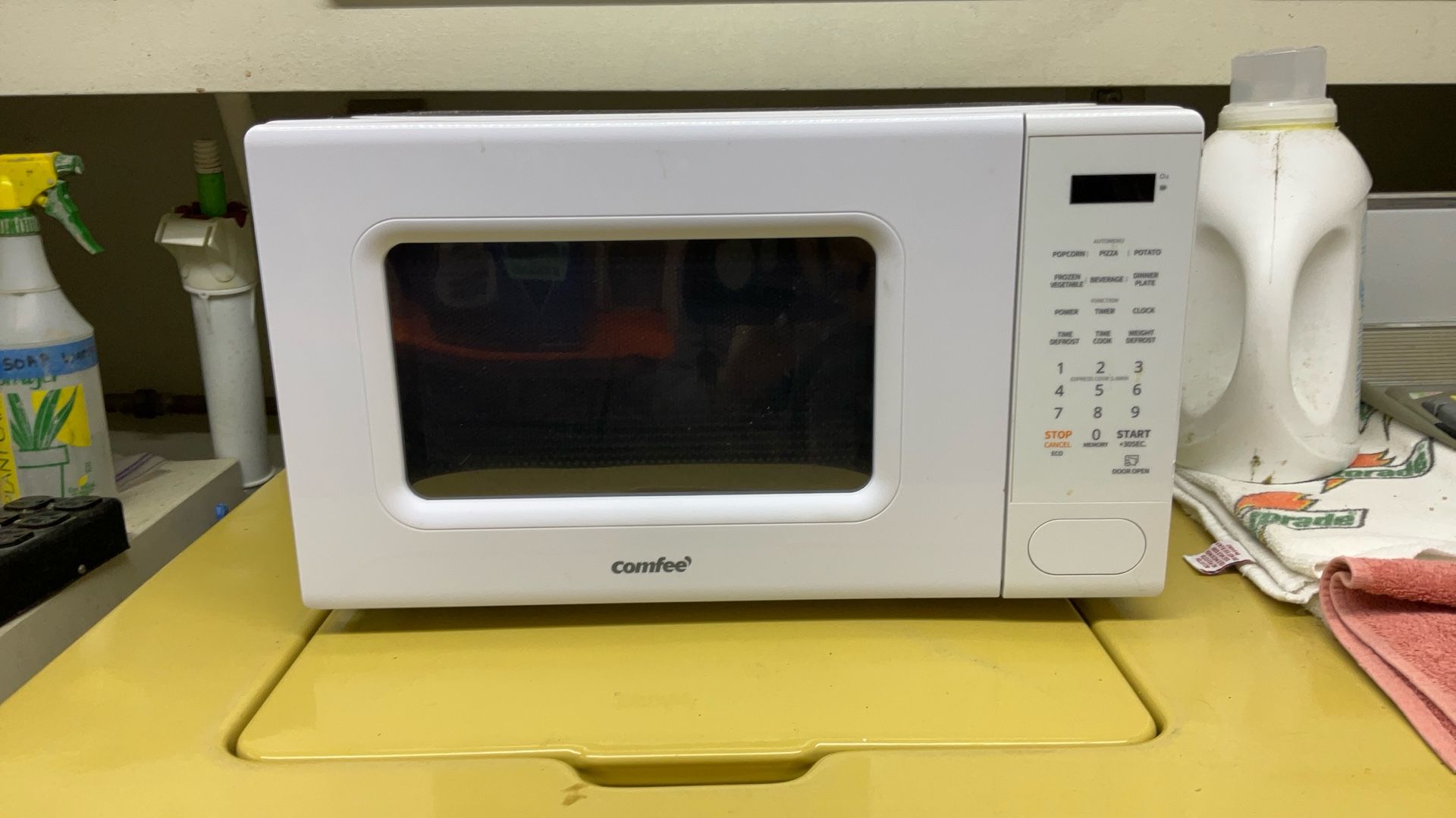 COMFEE CMO-C20M1WH Retro Microwave with 11 power levels, Fast Multi-stage Cooking, Turntable Reset Function Kitchen Timer, Speedy Cooking， Weight/Time