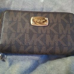 Micheal KORS Ladies Large Cell Phone Wallet With Full Zipper-- Missing Strap, But Gently Used -- The Inside Is PER$ECT