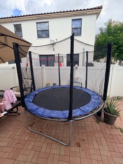 Round Trampoline with Safety Enclosure Net