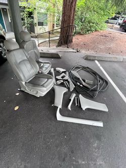 G37  Front seats