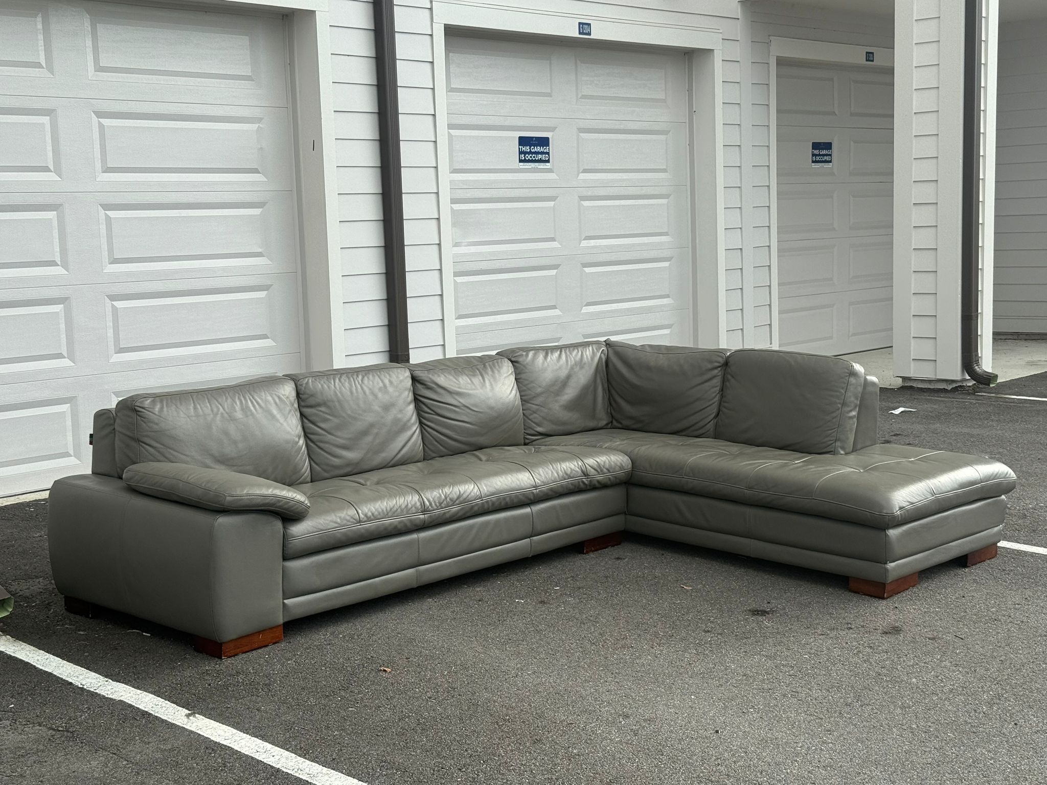 ITALIAN LEATHER SECTIONAL COUCH IN GOOD CONDITION - DELIVERY AVAILABLE π