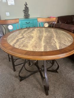 Small dining room table w/4chairs