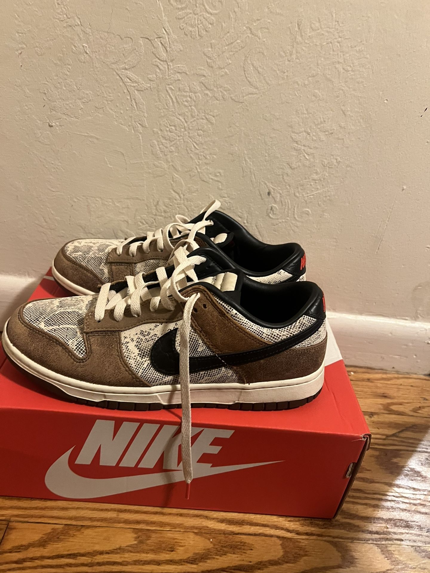 Nike Low Dunks Size 9.5 For Sale $60