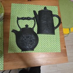 Set of 2 Vintage 1972 Homco MCMLXXII Tea Pot & Kettle Plaque Decor Wall Hanging