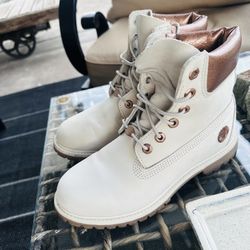 Timberland Boots Womens Size 8 , excellent Condition.  $35.00 Firm