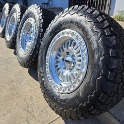 17" KMC KM554 AZTEC rims w/ 33" BfGoodrich Ko2 tires