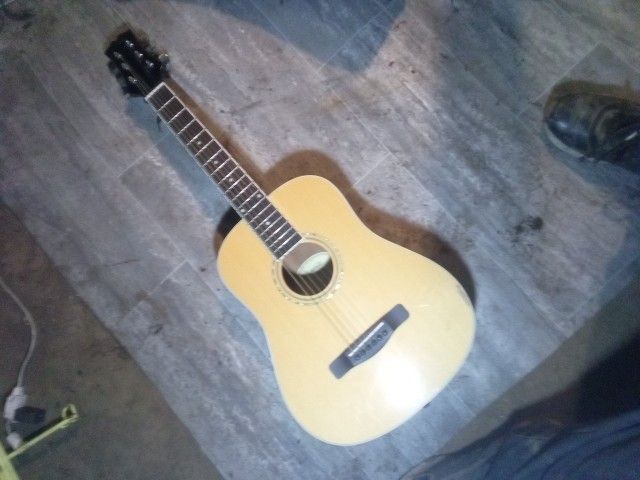 Acoustic Guitar Mitchell