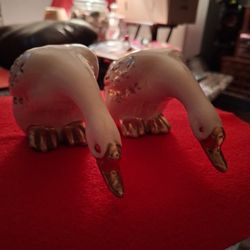 VINTAGE SET OF CREAM & GOLD HOLIDAY SWANS SALT &.PEPPER SHAKERS 