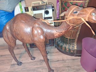 Leather 🐫 camel statue