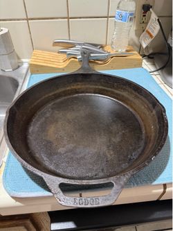 Lodge cast iron pan