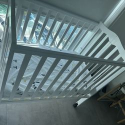 Baby crib in excellent condition with mattress