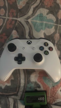 Xbox one controller with rechargeable battery