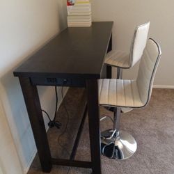 High End Table/Desk With Chairs 