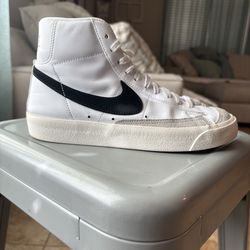 Nike Women's Blazer Mid 77 Shoes
