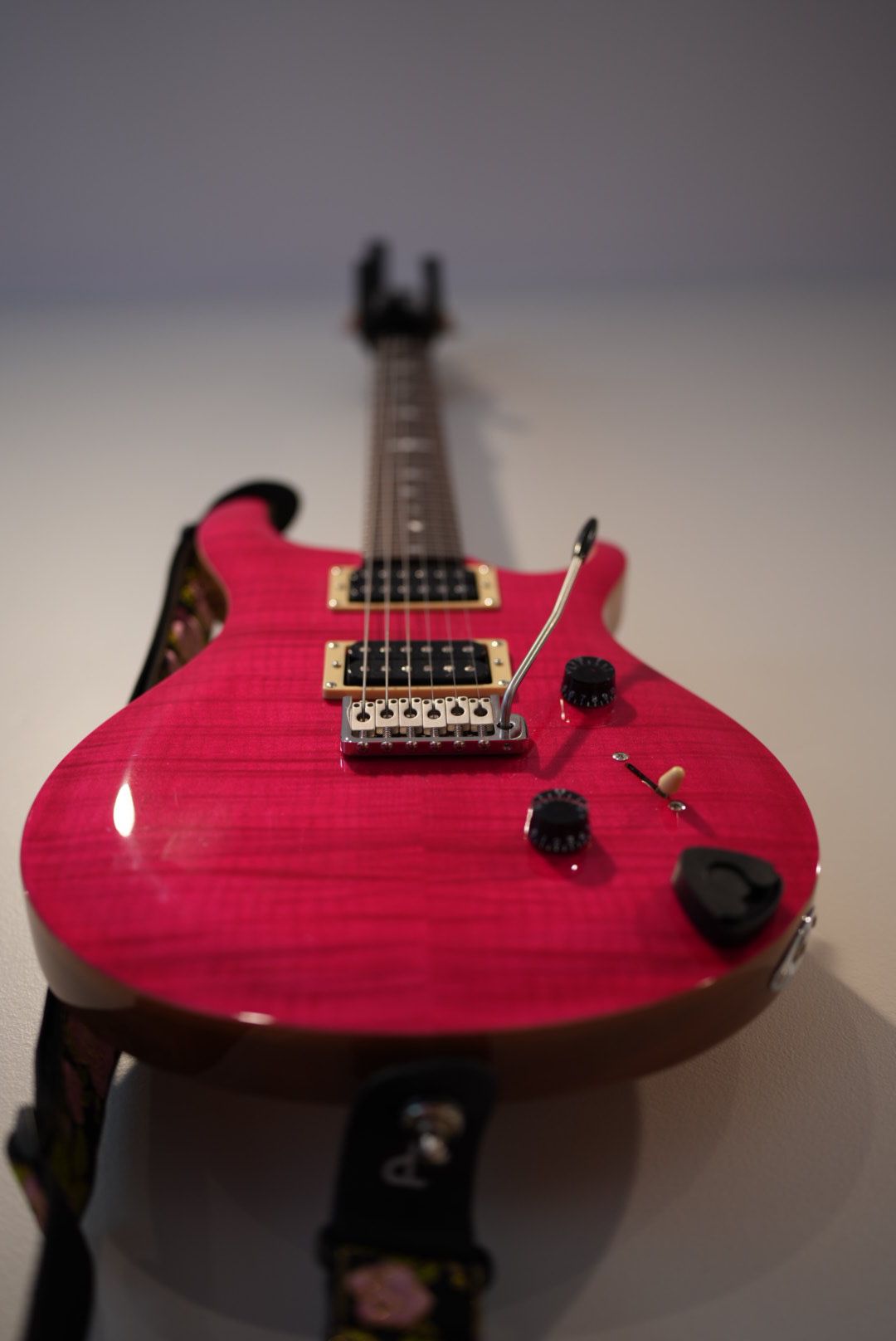 PRS SE Custom 24 Electric Guitar w/ Bag - Bonnie Pink