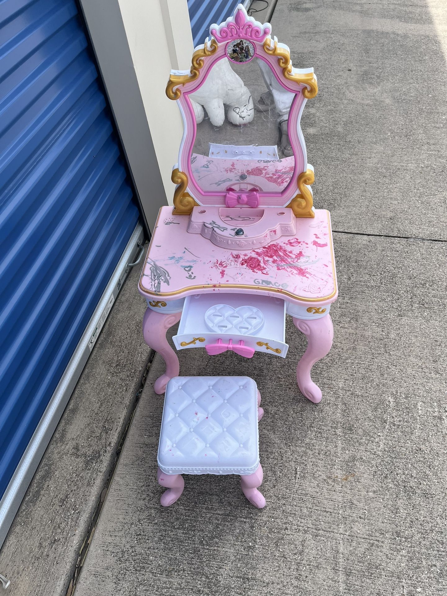 kids dressing table $28
