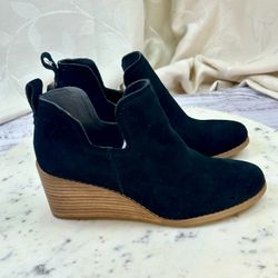 TOMS Kallie Black Suede Wedge Ankle Booties Women 8.5 New casual chic
