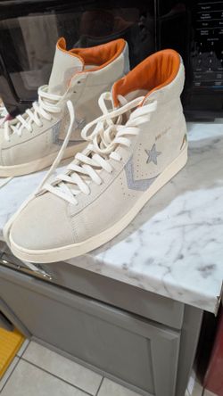 Bugs Bunny Converse w/box men's size 9.5  women's size 11 like new
