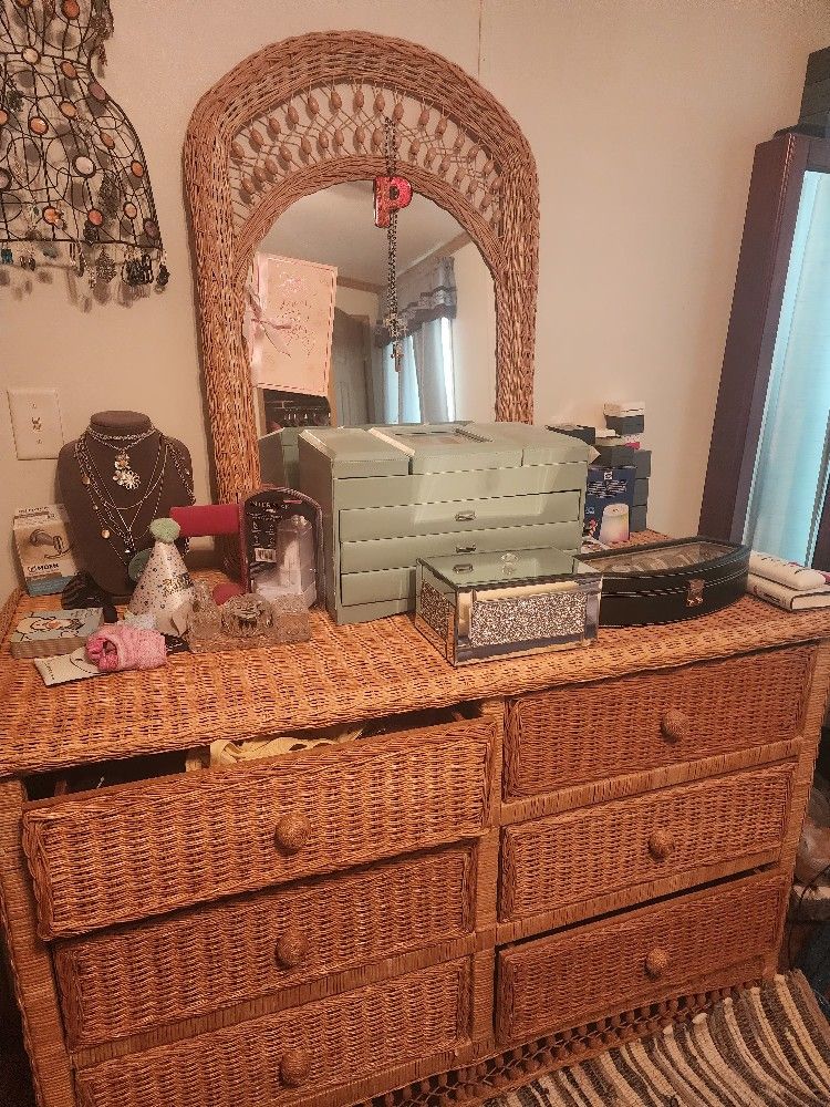 NEW PRICE DROPBeautiful Wicker Q Or F Bedroom Set
