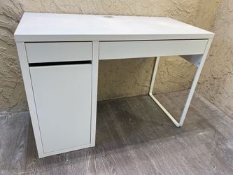 White Desk - Delivery Available For An Additional Fee - See My Other Items 😀