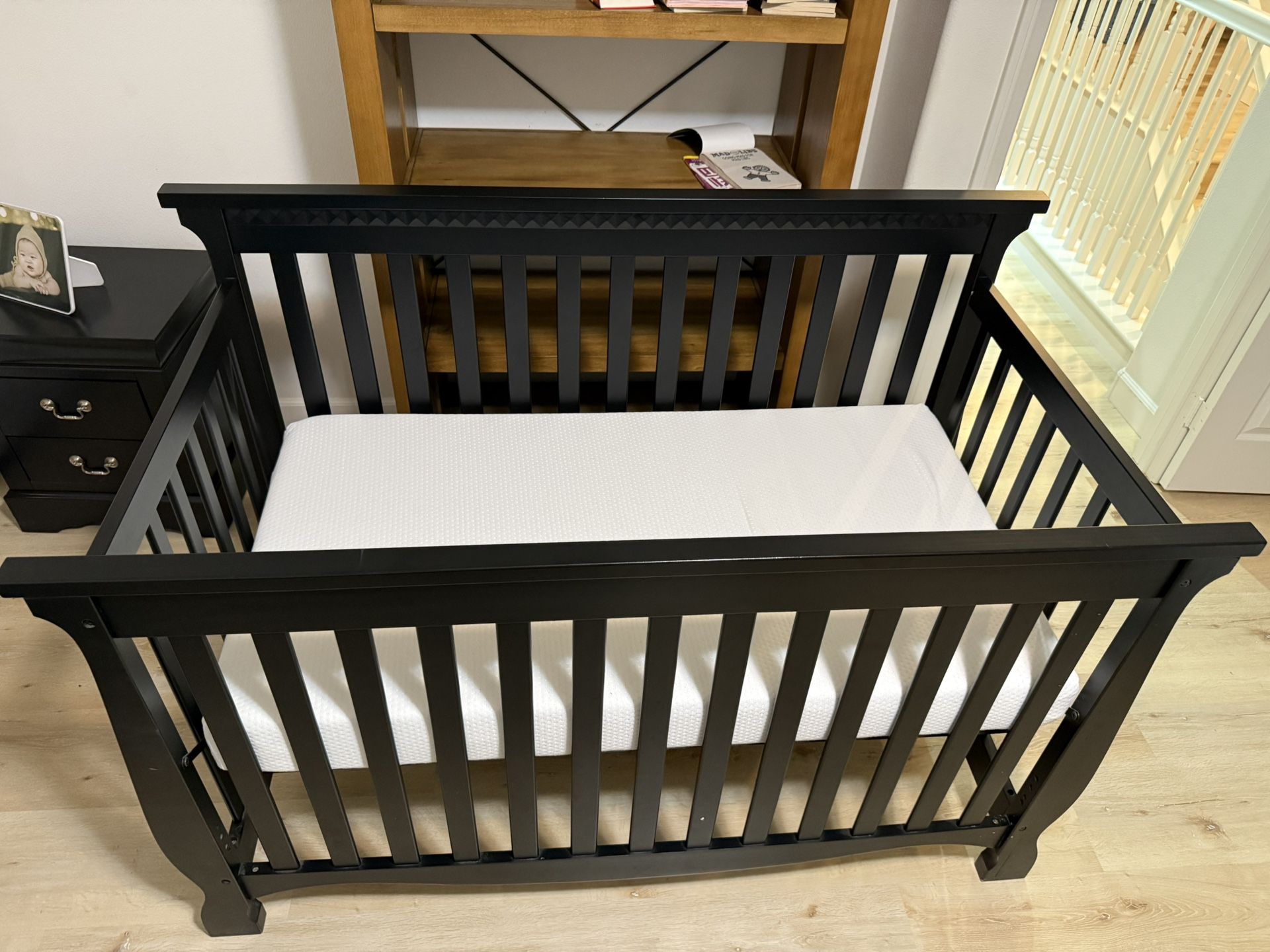 Venetian 4-in-1 Convertible Crib, Like New