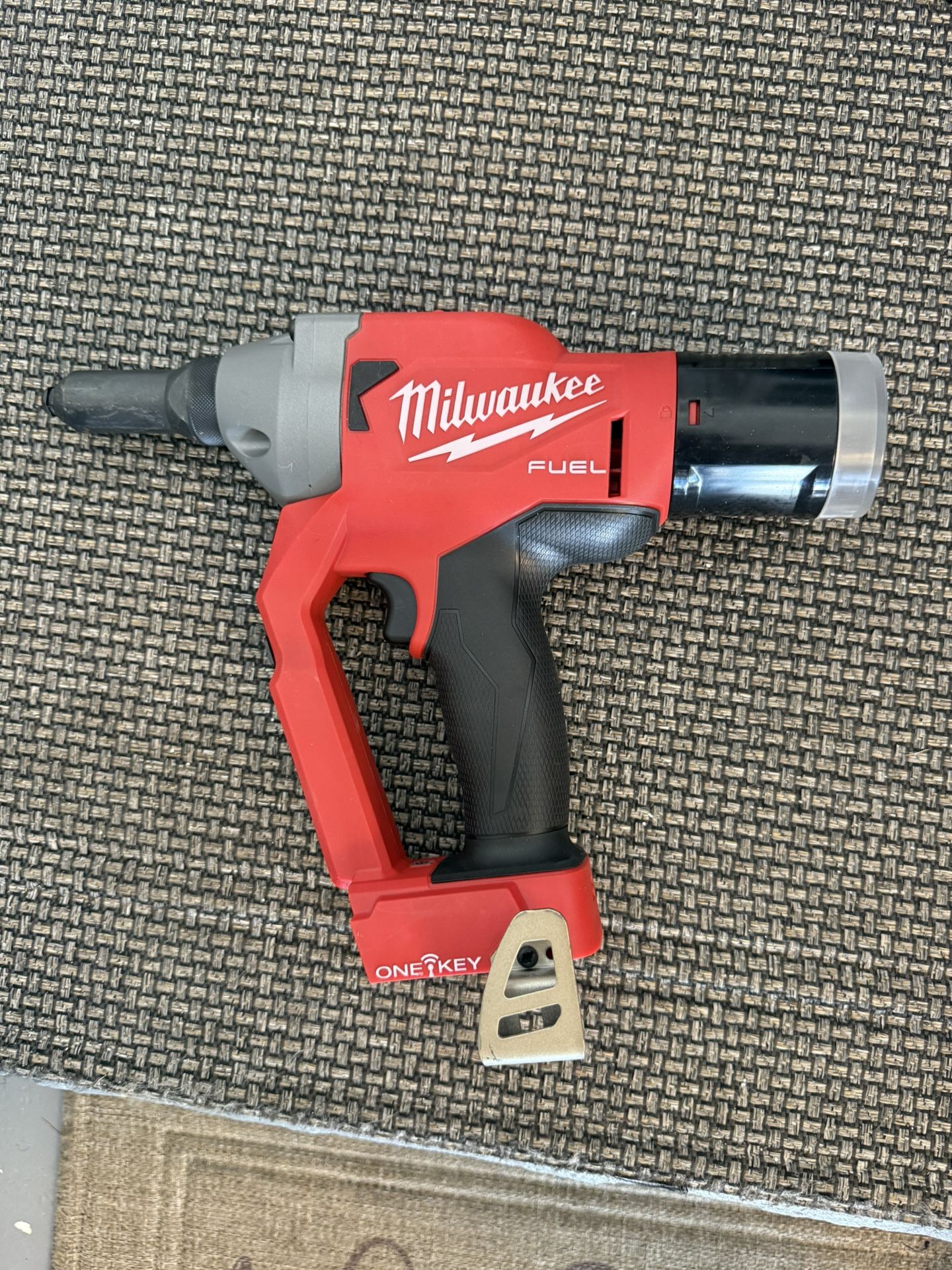Milwaukee M18 Rivet Tool