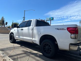 Toyota tundra 5.7 v8  2008
