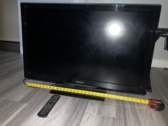32 Inch Panasonic TV W/Remote