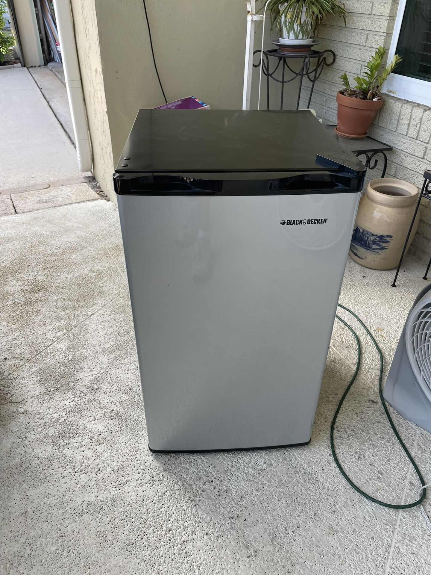 Small refrigerator not working but it is in like brand new condition. Not sure what’s going on with it. $20 good for parts or repair.