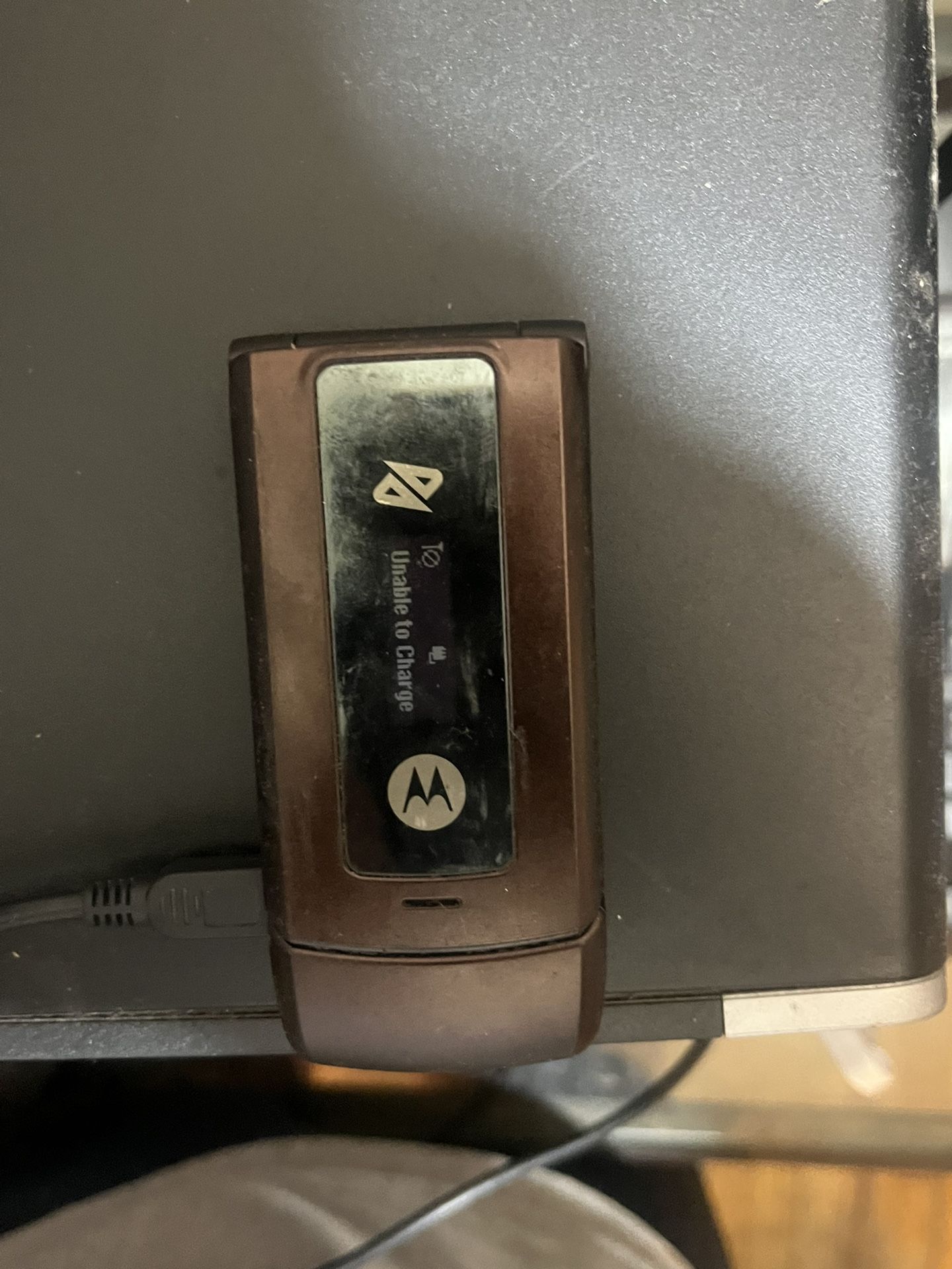 Used Motorola RAZR V3m Flip Phone – Powers Up, No Battery or Cords, Sold As-Is Description: Used Motorola RAZR V3m flip phone in metallic brown. The