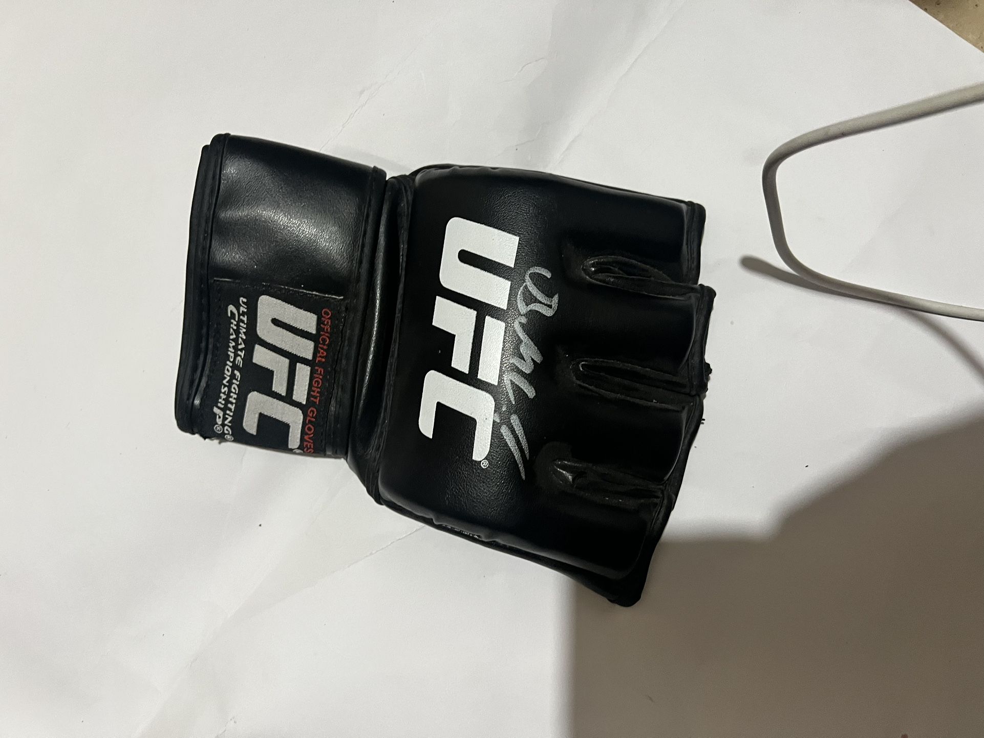 Brandon Moreno signed Beckett bas COA UFC glove