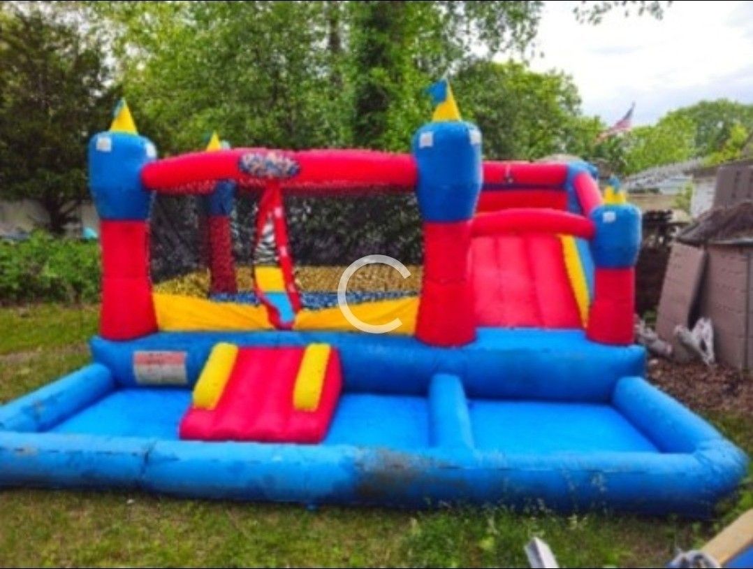 Price Is Firm.. Very Large Children's Water Park With Bounce House And Ball Pit