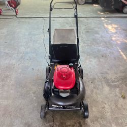 Honda Harmony II HRT216 lawn mower featuring the QuadraCut System (twin blades)