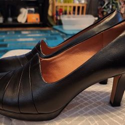 Womens Clarks Delsie Joy Platform Pumps
Black Leather