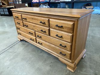 RICHARDSON BROTHERS CO. Vintage Red Oak 8 Drawer Dresser with Black Metal Rail Pulls