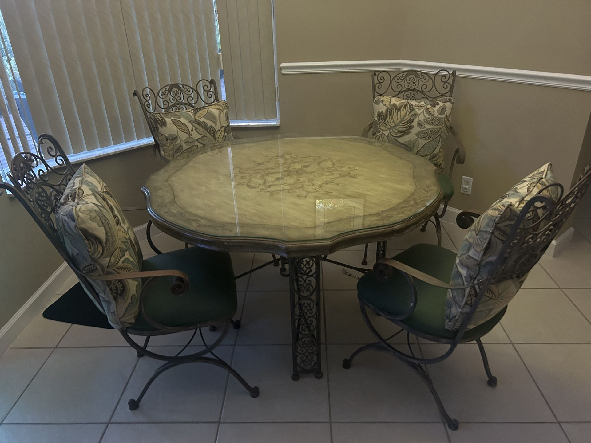 Artística Kitchen Table. 5k New 