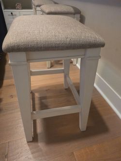 3 barstools apartment counter height