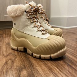 NEW YEARS EXCLUSIVE ONE SIZE LEFT UGG 