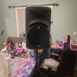 MACKIE speaker and stand