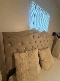 Queen bedframe