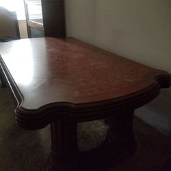 Dining room table with 2 leaves for extending the table size