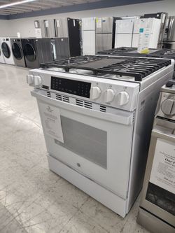 $1209(MSRP$1649, Save $440)GE SMART 5 Burner Gas Range in White With Express Preheat and Convection