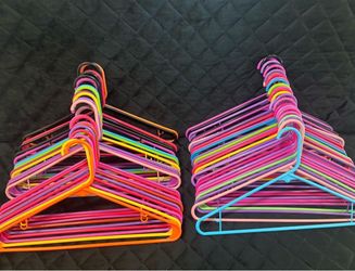 60 HANGARES SIZE LARGE 👚👕👗$20