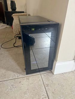 Frigidaire Mini Fridge (Dimensions in Description)