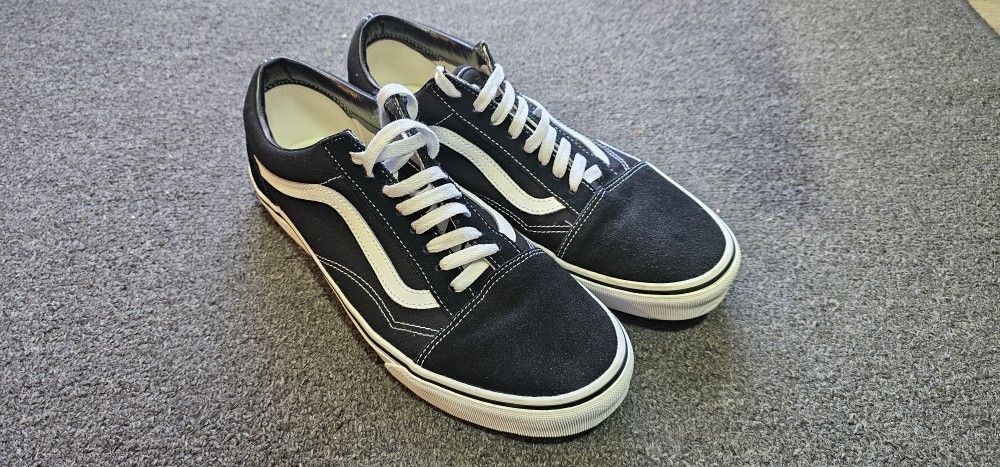 2 Pairs Of Like-New Men's 11 Vans Old Skool Shoes 