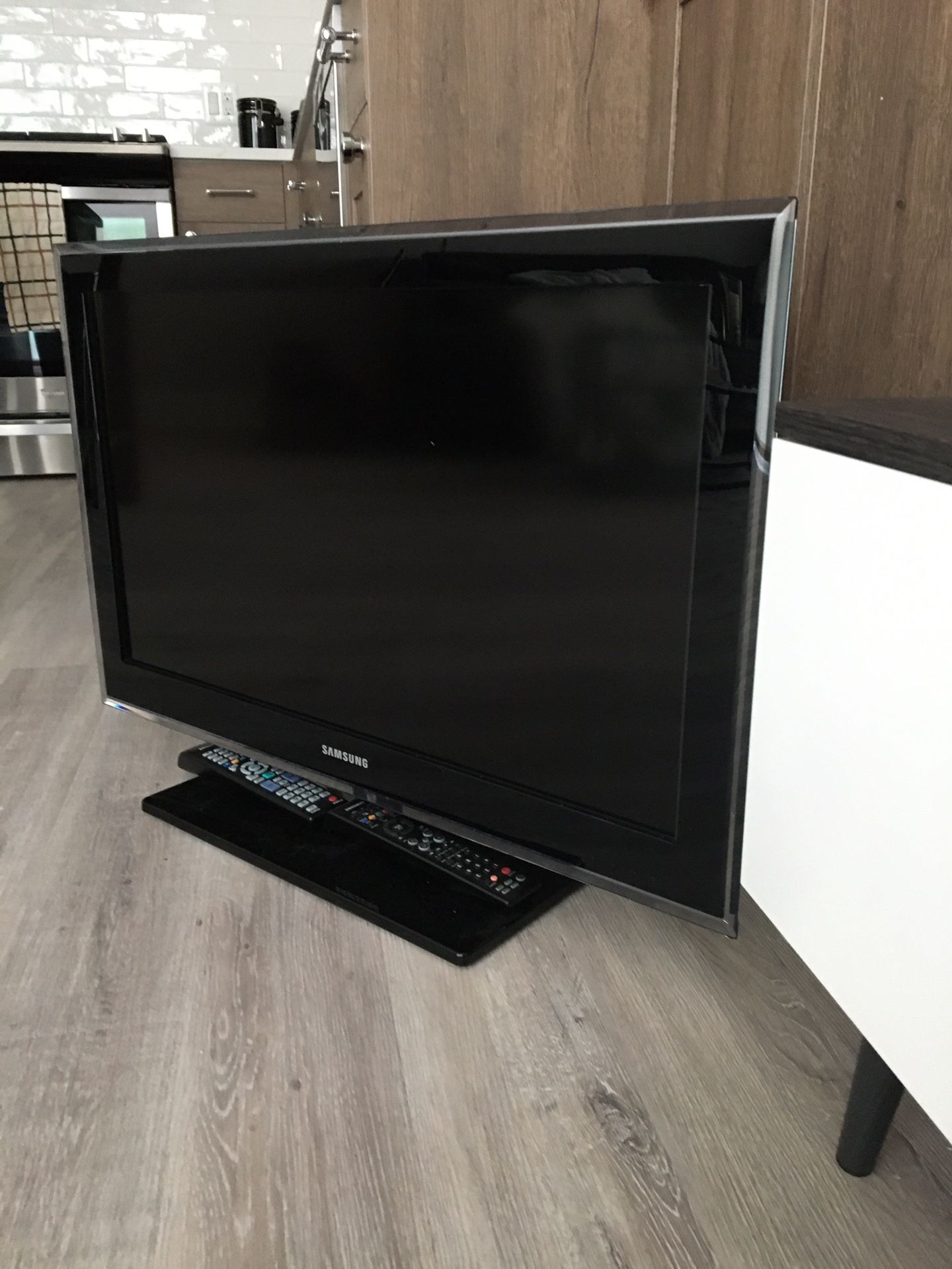 Samsung Flatscreen TV - 32”
